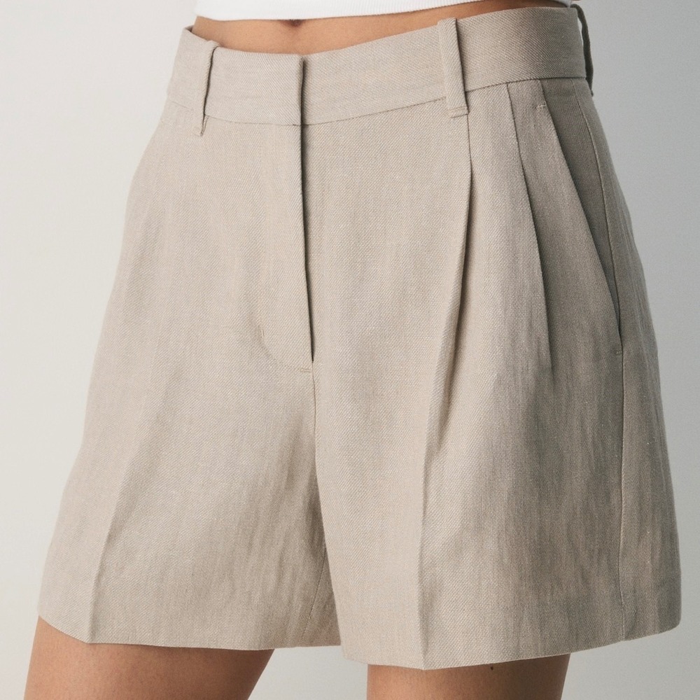 Aritzia Effortless Linen Lyocell Shorts Natural Ecru Pleated Size 6 Minimal